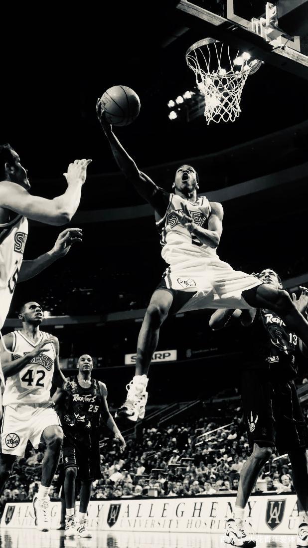 华子喜极而泣，队友热情拥抱（华子欣喜落泪，队友热烈相拥）