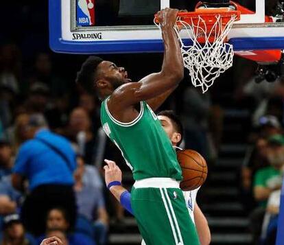 球队反超比分成功，逆转经典重演（球队完成反超，再度上演经典逆转）