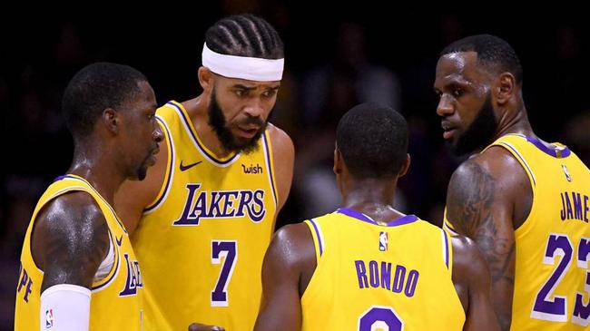 奥科吉后场推进，展现篮球天赋（奥科吉从后场发起推进，尽显球场天赋）