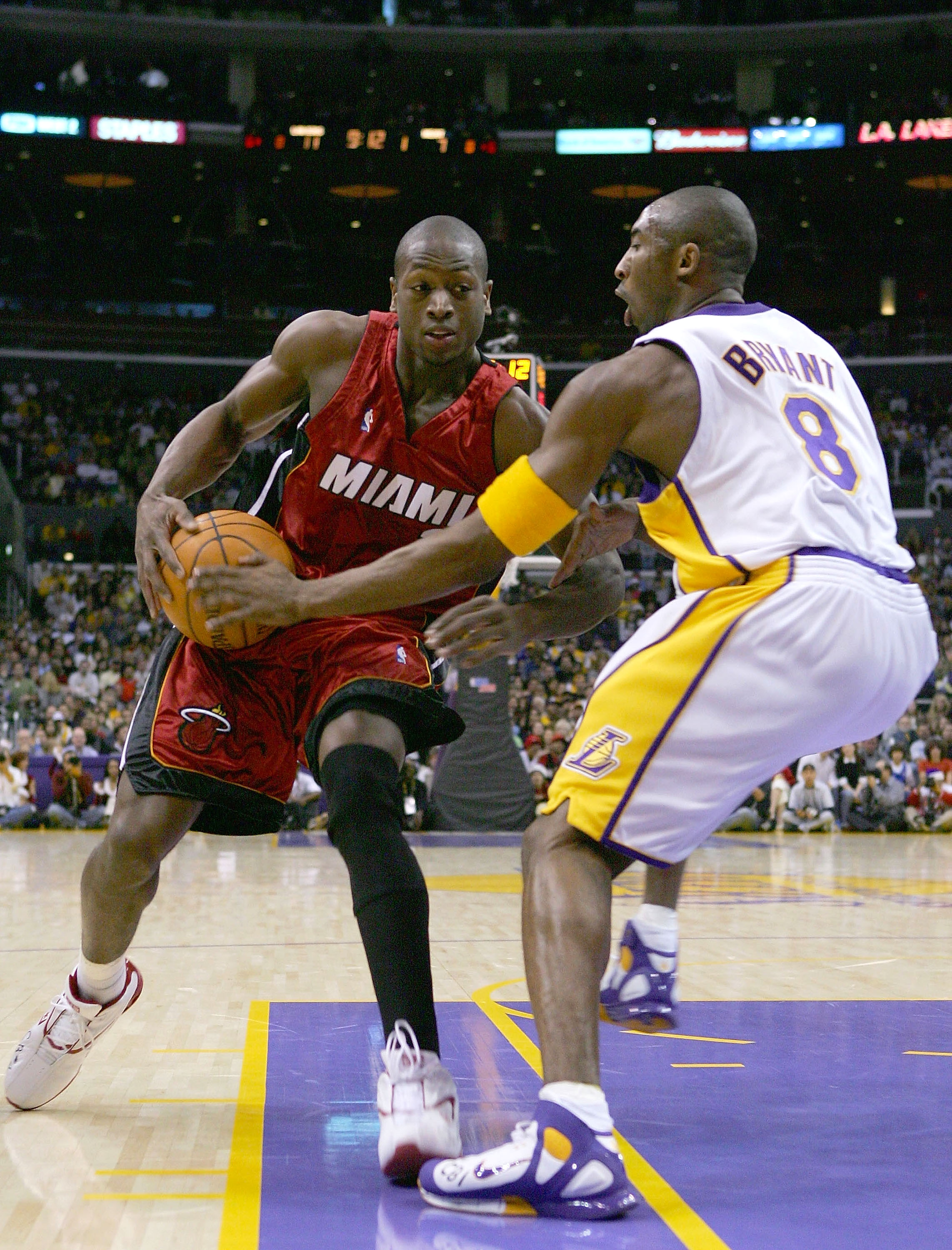 西甲前瞻：莱万特深陷降级区神锋缺席，皇社主帅下课成绩动荡（西甲前瞻：莱万特深陷保级泥潭锋线王牌缺阵，皇社换帅后战绩起伏）