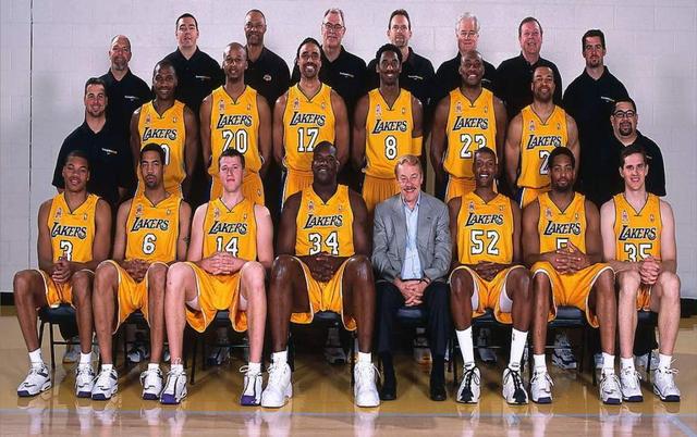 足球曝某豪门将出售队内三名老将，重建计划开启（曝足坛某豪门拟出售三名老将，重建进程启动）