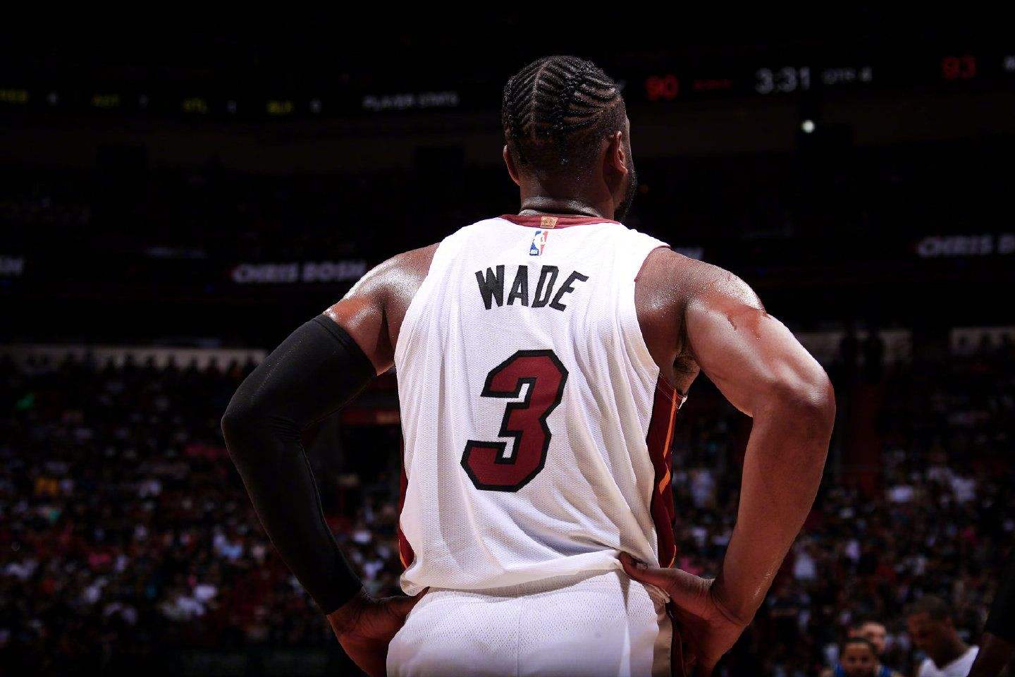 感谢俱乐部，U16国少球员身穿各自俱乐部训练服拍摄全家福（向俱乐部致意，U16国少队员着本队训练服拍全家福）