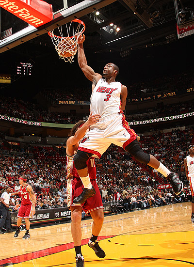 女生打高尔夫打中野鸭，鸭在湖中走，高尔夫从天上来（女子打高尔夫误中野鸭，鸭子湖中漫步，球从天而降）